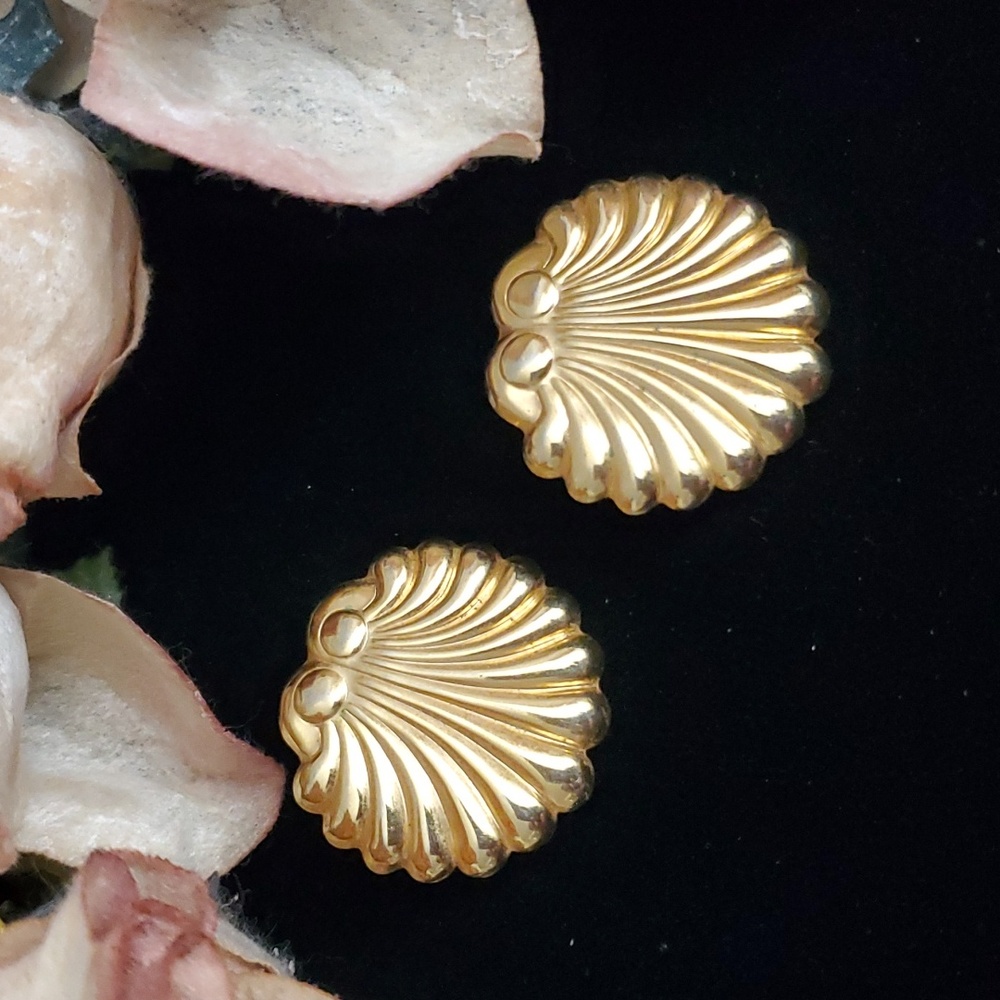 Vintage Scalloped Ornate Metal Goldtone Shell Earrings 70s